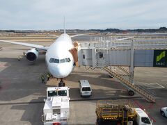 キャセイパシフィック航空501便。
席は年末ということもあり満席。
この時点でやや体調不良。胃がおかしいな、という感じ。
そのため横に座ったマレーシア行くおじさまにちゃんとあいさつできませんでした。