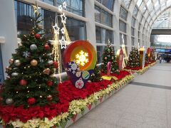 香港国際空港到着。
まだ飾り付けはクリスマス