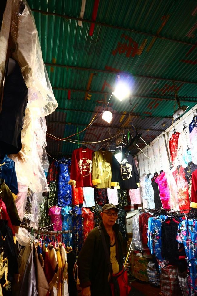 女人街までてくてく。<br />Ｔシャツたち。<br />値段もぴんきり。<br />７枚100元が最安かな？