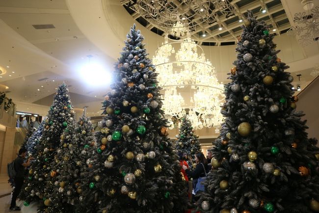 ショッピングモールのクリスマスツリー