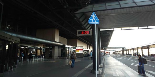 空港に到着しました。<br />約５分で到着（１本後だった母親は信号の都合で１０分位かかったそうです）。