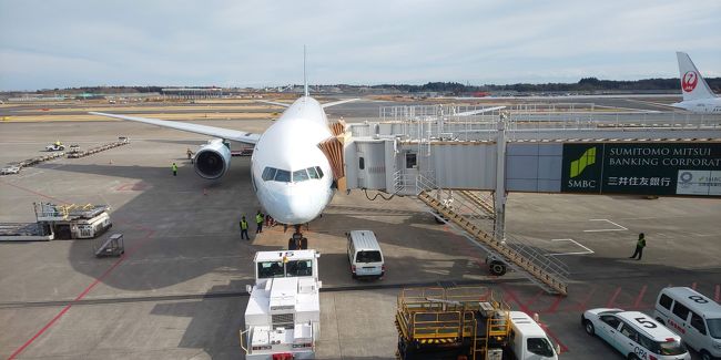 キャセイパシフィック航空501便。<br />席は年末ということもあり満席。<br />この時点でやや体調不良。胃がおかしいな、という感じ。<br />そのため横に座ったマレーシア行くおじさまにちゃんとあいさつできませんでした。