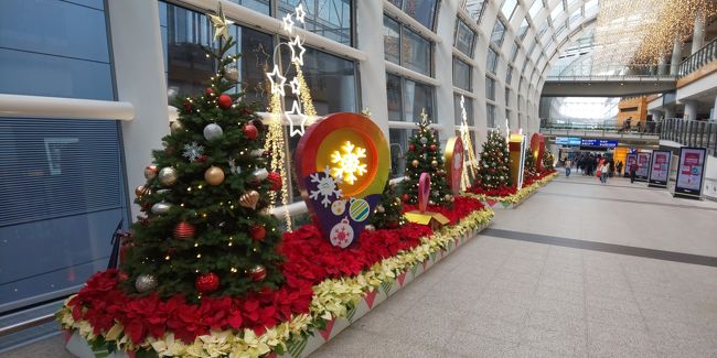 香港国際空港到着。<br />まだ飾り付けはクリスマス