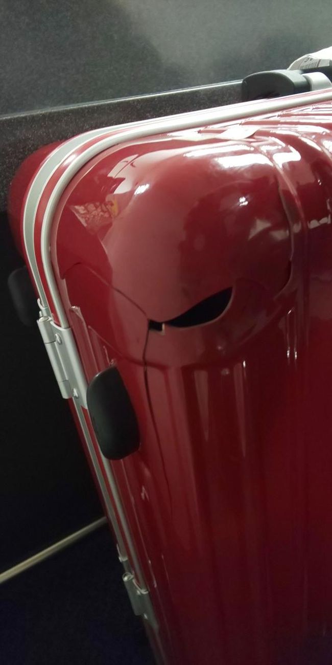 エアポート急行に乗ろうとしたところ、スーツケースが割れていることが判明。<br />キャセイだったので、１階下の事務所で手続き。<br />代替品か、修理か、現金と言われ、同じ大きさのスーツケースがなかったため、現金を選択。とりあえずテープを貼ってもらい、移動します。