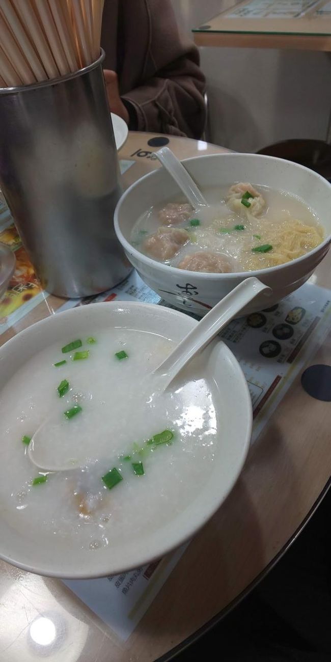 エビワンタンメンとチキンおかゆ<br />この後来た、にら饅頭がボリュームがある上100香港ドル。<br />計198香港ドルでした。<br /><br />こんなにおかゆ高かったっけ？？