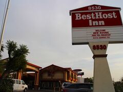 ■12月23日（日）・・・のつづき。
USA Hostels Hollywoodをチェックアウトした後、ダウンタウンに移動し、Metro Rapidバス#460でBuenaParkにやってきました。
今日からこのBest Host Innに2泊滞在します。
