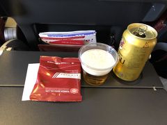 １０時５５分、羽田空港を出発。
水平飛行になると、あられと飲み物のサービスがありました。
折角なので、エビスビールをいただきました。