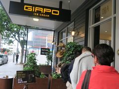 アイス食べ歩きの旅の夕食として選んだのが、おそらくニュージーランドで最も有名な一軒。GIAPOです。

街歩きの途中で立ち寄ったところ店先に行列ができていたことから、そのまま並ぶことに。

実は、行く予定の各お店には、元旦の営業時間を旦那がメールで事前に問い合わせてから旅行に出かけています。
GIAPOの場合は午後2時オープンから夜遅くまでやってるとお店からの返事をもらった上で、元日の20時に様子を見に行っています。