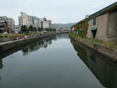 世界各地からの観光客が訪れる小樽運河です。運河沿いには古い倉庫群が並び、クラシックな美しさを感じさせてくれます。