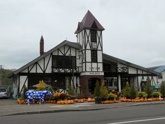 ニセコ駅はメルヘンチックな駅舎で知られています。駅前にはハロウィンのカボチャが沢山並べられていました。