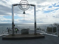 岬の高台のモニュメントは地球とベルです。前方に広大な太平洋が見え、円弧状の水平線が地球が丸いことを教えてくれているようです。「地球岬」と名付けられた理由が理解できます。