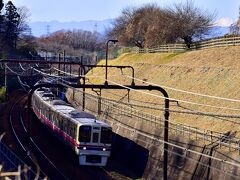 先ずやって来ましたのは、京王相模原線若葉台駅近くの陸橋から遠く富士山が見渡せる場所