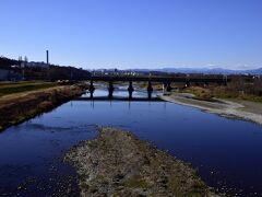 若葉台駅から移動して、今度はJR南武線の多摩川橋梁が見渡せる、多摩川の是政橋にやって来ました