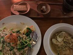 お腹にやさしい食べ物をと、安心安定のDianへ。
ラクサアヤムが見当たらず、カレアヤムだったのかも。

お腹の調子を考え、クイッティアオとソトアヤム、ジンジャーティー。

Dianも少し可愛らしくきれいなお店とレイアウトに変わっていて・・・

ウブドの少し埃っぽいローカルさがだんだん消えていく様子が印象的でした。