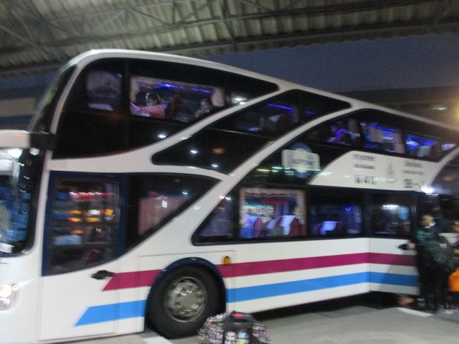 バスは３列座席のVIP。