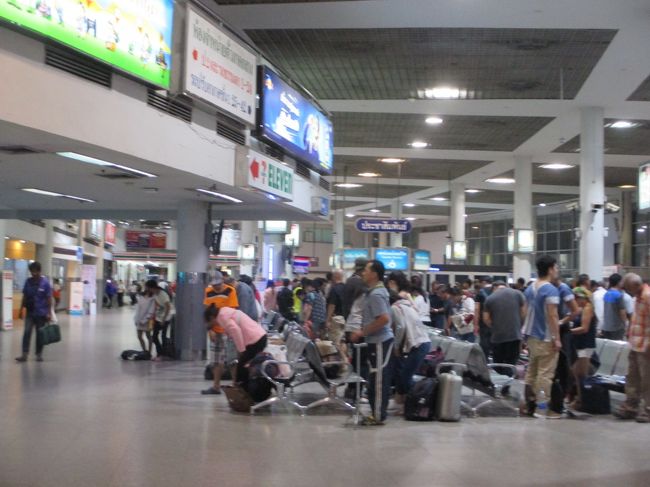 ターミナル入り口で時間をつぶす。