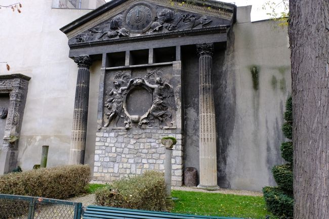 火災で消失したチュイルリー宮殿の一部分は、3区にあるジョルジュ・カーン公園で見る事ができる。煤で汚れたファザードの遺構には時計らしきものも見られるので、これが宮殿の大時計塔なのであろうか。その割には小さいものなのだが・・・。