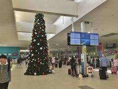 こじんまりとしたGC空港。
冷房の効いたロビーにX'masツリーが出迎えてくれる。