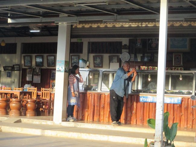 途中この食堂で朝食を食べて。４０バーツ