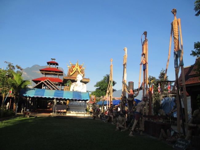 地獄は一列に整然と並べられていて、展示方法に難があるが、一通りのパターンはそろっている。<br />ピーが4体整列している。