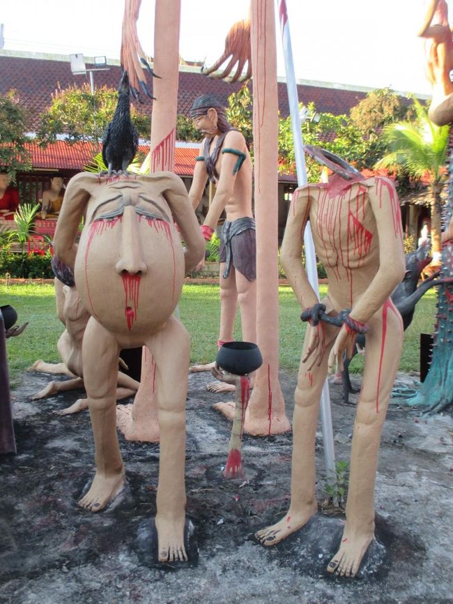 ここの地獄像で最もユニークだったのがこれ。<br />でも、これも地獄寺では定番。<br />右隣は頭が無くて、左隣の腹に顔がついている。<br />まったく意味不明。<br />