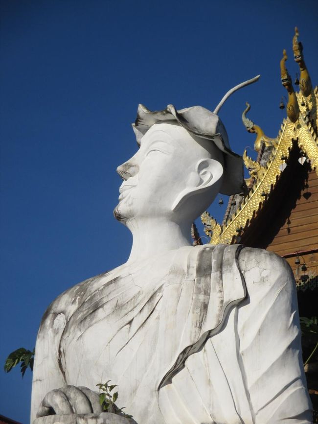 時々彼方を見ている仏像がある。