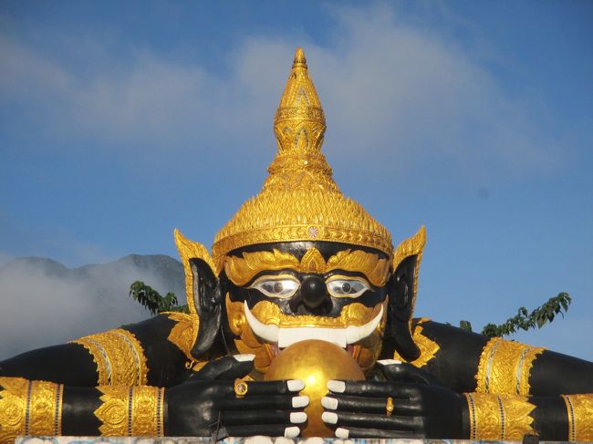 プラ・ラーフーと言うヒンドゥー教、もしくは仏教の神様のようだ。