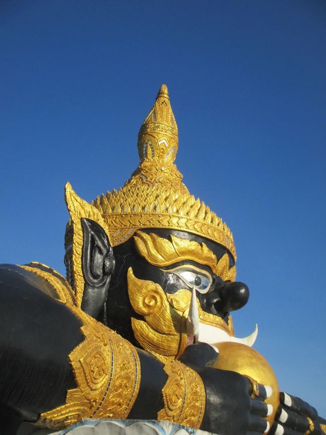 両手で抑えているのは月、<br />あるいは太陽でそれを飲み込もうとしている。