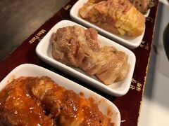 夕食はホテルから近いパルセク（八色）サムギョプサル (東大門店)へ。

本当はサムパッのタチェに行ったのですが、やっていなくて、色々選択肢があるだろう、と東大門のミリオレ辺りまで戻って、こちらのお店へ。

場所は東大門、ミリオレとグッドモーニングシティの間にあるhello apM区画の裏側です。すぐにわかりました。
１階のお店に一瞬入りそうになりますがw入口は２階になります。

初めてのお店でしたが、ボリューム満点。
お財布にも優しいお値段で、お腹パンパンになりながらいただきました。
満足～

こんな感じに８種類のお肉がやって来るのですが。。