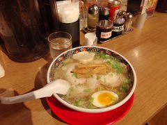 味彩塩拉麺850円

チャーシュー2枚と太めのメンマ、玉子とお麩がのっていました。

ダシはかなりしっかりしていて、塩分も多めでした。
細麺は固めに茹でてあるのが標準のようです。