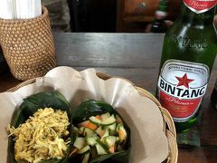 諸般の事情で歯ブラシ化粧品など買い出しに行く羽目になり、到着早々ウブドの都会へ。
朝から焼きそばという無茶をしたため、買い物が終わって午後2時を過ぎても胃が重く、小さいポーションでローカル料理が選べるWarung biah biahで、この旅初ビンタン。
アテはアヤムラワールと、あっさりさっぱりアチャール成功。

諸般の事情はこちらでご確認ください↓
《事件を自作する女》
https://no-nan.blogspot.com/2019/01/20182019.html