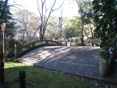 これは二十五丁橋。25枚の板石を並べた名古屋では最古の石造り太鼓橋。
喧噪から離れた所にひっそりありました。
