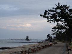 雨晴海岸に到着。ここからさらに進むには徒歩。
ここを曲がれば駅です。