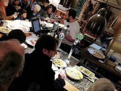 2軒目のバルは、ganbara。
とにかく激混み。
雨のせいもあるのでしょうが、せまい店内はおしくらまんじゅう状態。
どんどんお客さんが入ってきます。