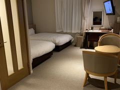 宿泊は、駿河健康ランドに併設のクアアンドホテルへ。
デラックスツインルームは、狭苦しくなくて良かったです。

何種類ものお風呂で疲れを癒しました。