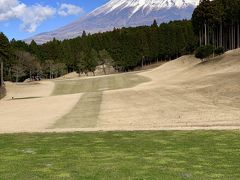 2019年最初のゴルフは、富士山の麓にある南富士カントリークラブへ。
インコースの10ホールのティーグラウンドから見た富士山です。