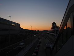 おはよう世の中。
２０１９年元日の朝です。
私は家を出る時間を勘違いして１時間早く家を出ようとしてしまった・・・
飛行機は８：１５だったので７時過ぎに空港に到着。
もう少しで太陽が顔を出すところでした。