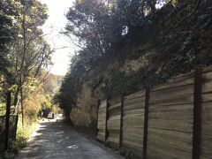 亀ケ谷の切通。建長寺や円覚寺などの大寺院が建立された山ノ内と鎌倉市街地を結ぶ重要な場所だったそうです。ちなみにバイクは通れますが四輪車は通行不可です。