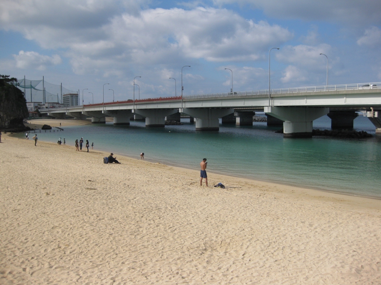 次は波の上ビーチに行きました。

町の中にある、海水浴場という印象です。
