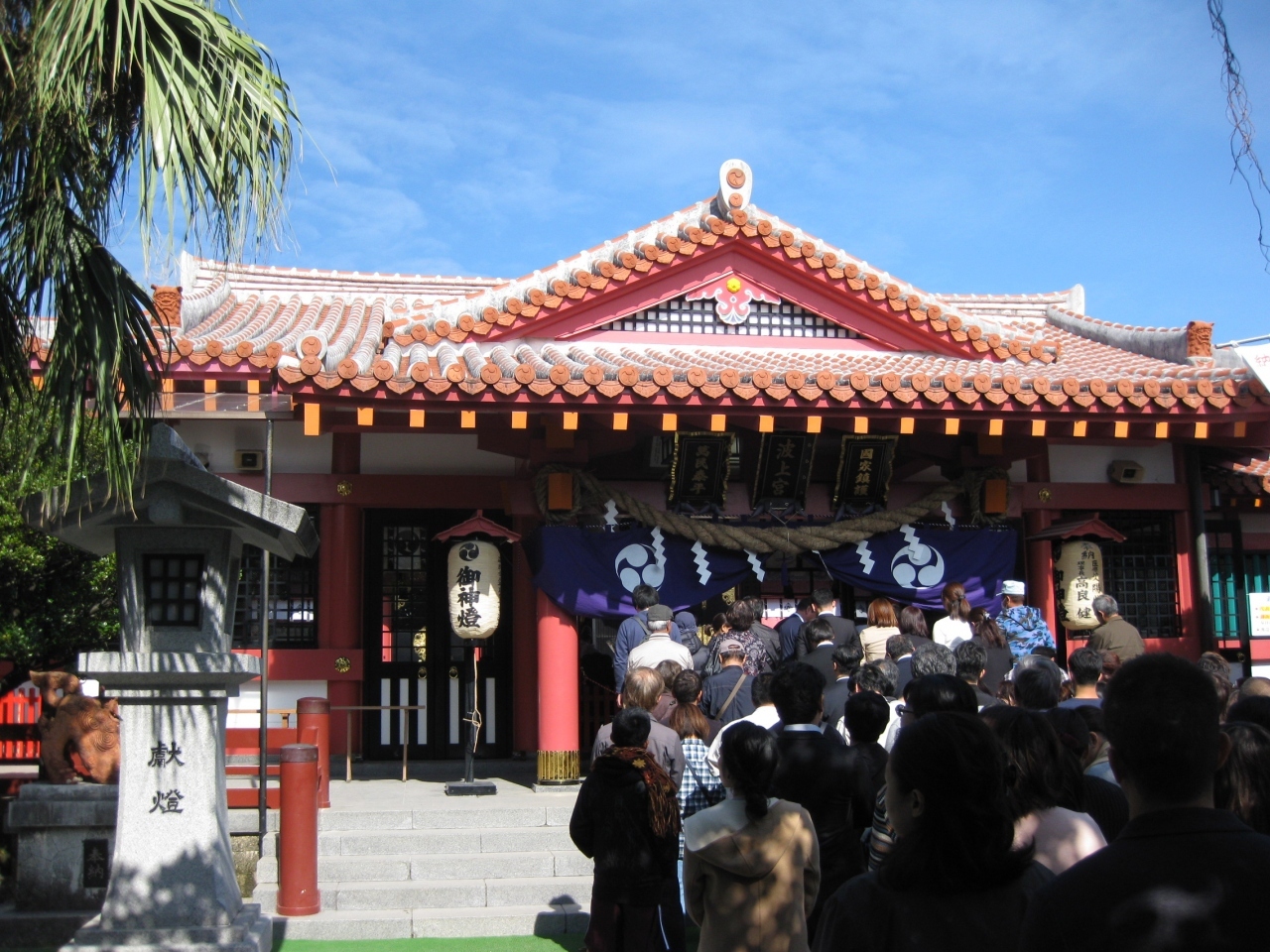 琉球八社の最上位にあるとのことで、由緒ある神社です。

本殿が非常に特徴的でした。

沖縄独特の瓦が使用されています。
