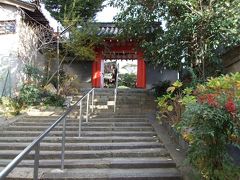 住吉大社の北側にある摂社　大海神社の近くの小さな出入り口からでてそのまま北へ進むとすぐに生根神社があります。