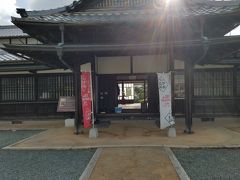 
別宅入り口。
ここで萩市文化財1日券を購入。

この後、回る予定の場所も軒並み100円取られるため310円ならすぐに元が取れる。