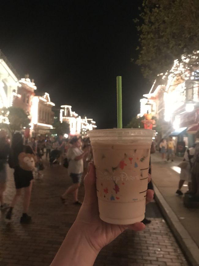 香港ディズニーの中にあるスタバ<br />アイスカフェラテ可愛いー
