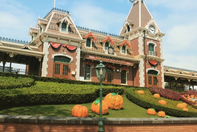 香港ディズニーのエントランス<br />ハロウィン仕様