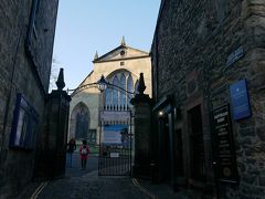 ここはハリーポッターの登場人物の名前の由来となったところといわれてます。
Greyfriars Bobby＆Greyfriars Church。墓地なんですが、日本で言う忠犬ハチ公のような、Greyfriars Bobbyというワンちゃんが眠る墓地なんです。J.K.ローリングさんはここを散歩しながら、お墓に刻まれた数名の名前が記憶に残ったんでしょうね。