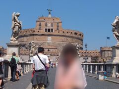 サンタンジェロ城。
昔は、城塞・牢獄・教皇の住居として使われたそうですが、現在は博物館になっています。
塔の一番上にいるのは聖ミカエル。
初めの聖ミカエルは大理石だったようですが、今は青銅製の物と置き換えられています。
大理石の聖ミカエルは城内へ。
また映画ローマの休日がお好きな方は、ここもロケで使われたというのはご存知ですよね。
城の上からはバチカン市国とローマの街を見ることができますので、時間が有る方は是非足を運んでみましょう。