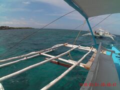 最初の島、ヒルトゥガン島到着。
この島では上陸はせず、近くに船を止めてシュノーケリングします。

結構波が高くて、最初は怖かったです。
