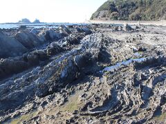 このあたりの海岸線の岩はぐにゃぐにゃねじ曲がっています。
学術的なことはよくわかりませんが、珍しい岩です。