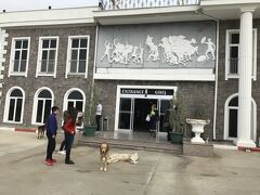 トイレと休憩に寄った道中のドライブインでは犬がお迎え。
トイレのチップは、1～1.5トルコリラ(日本円で\14円～\20円)
1階がトイレとお土産、2階がレストラン。