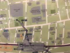 MRTで次の目的地、ファーラーパーク駅に到着
が…地下の駅から地上に出たらものすごいスコール！！

外を歩けそうにないので、小降りになるまで屋根の下で雨宿りがてら目当てのムスタファセンターへの道順を確認したりしてました

駅に掲示されてる地図の方向が明らかに上下逆さまで、また逆方向に進むところだった…危なーー